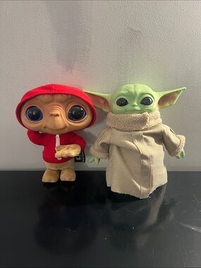 Talking ET. 2022 & Grogu Baby Yoda 2020 Plush Duo Green, Red, and Tan Plush Set